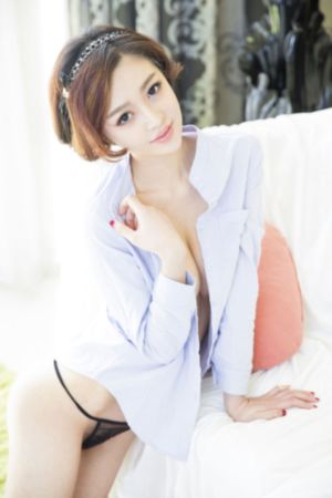 男生一边吃胸一边摸屁股视频