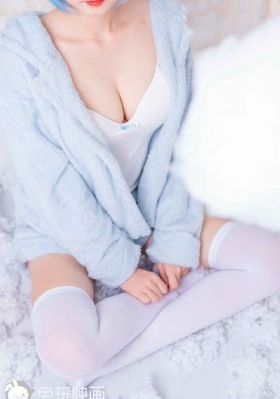 摸进她的内裤里疯狂揉她.视频